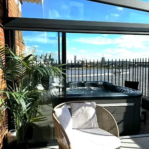 3 X Bedroom Riverside Flat With Hot Tub On Roof Terrace , London United Kingdom